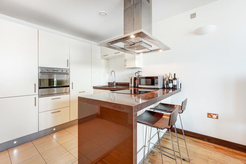 1 bed property in Bridges Court Road, London